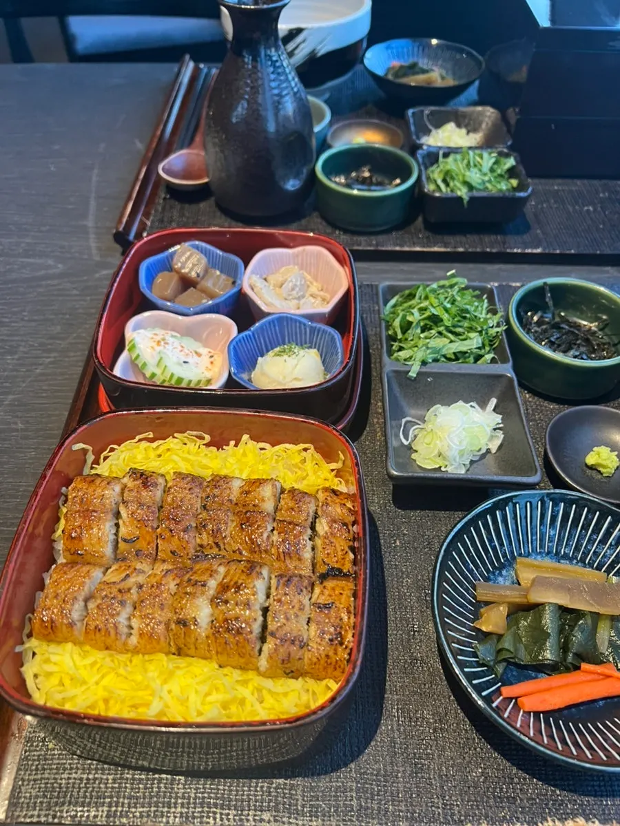 푸짐하게 차려진 장어덮밥 한 상