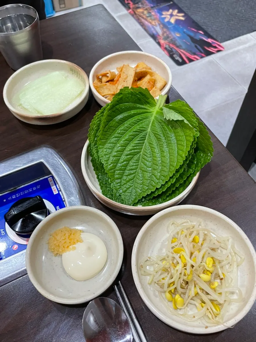 콩나물 반찬과 소스가 놓인 기본 상차림