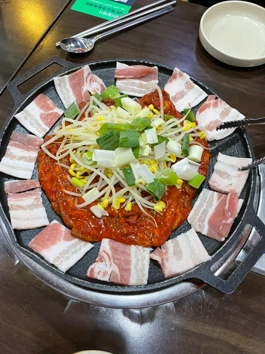 철판에 세팅된 쭈꾸미 삼겹살
