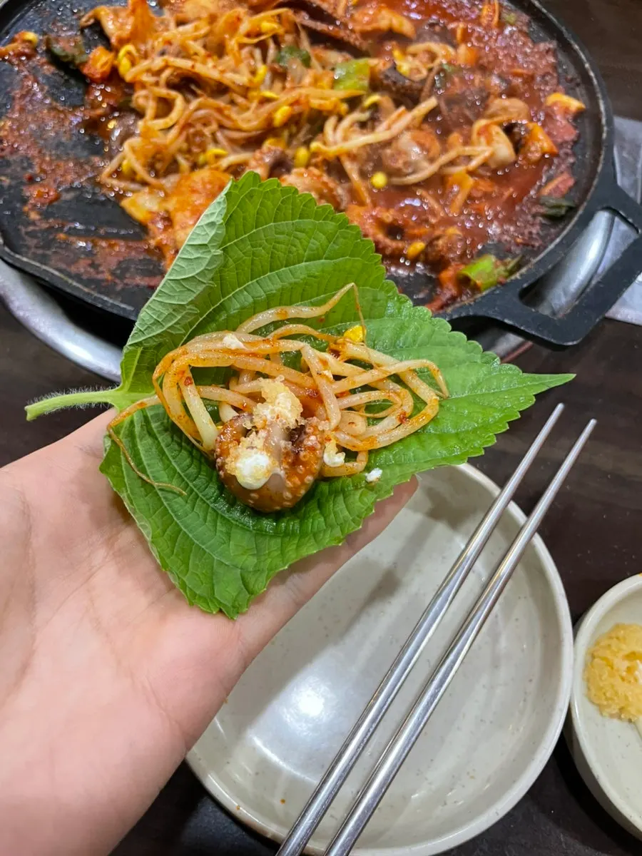 깻잎에 삼겹살과 쭈꾸미를 올린 쌈