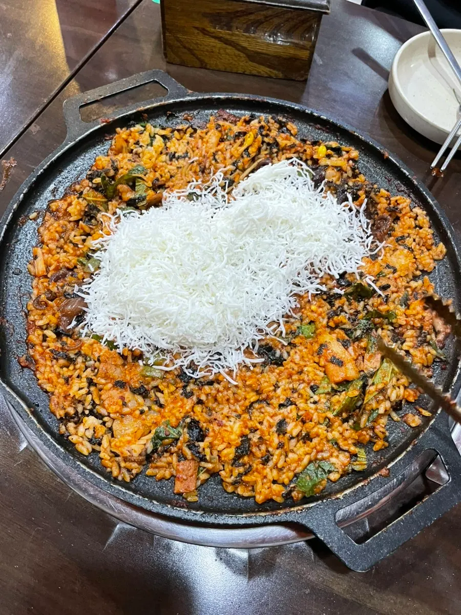 김 가루 넣고 볶은 철판 볶음밥