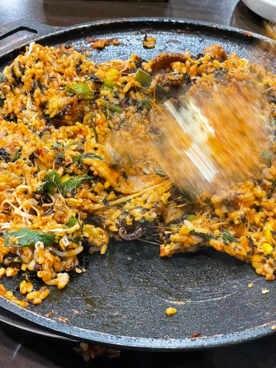 눈꽃치즈를 올린 쭈꾸미 치즈 볶음밥
