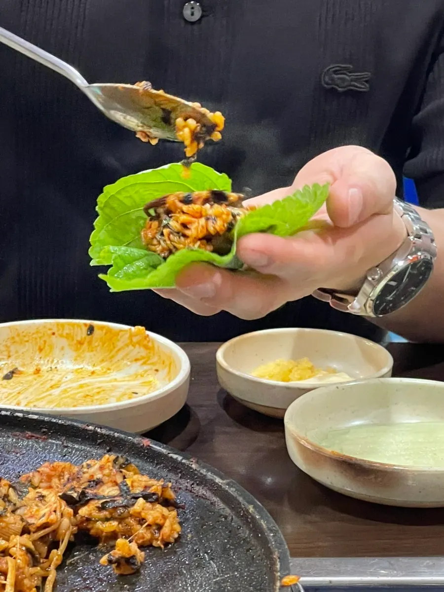 바닥까지 긁어먹은 철판과 볶음밥 쌈