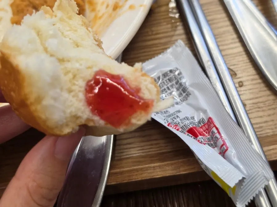 경양식 한 상의 모닝빵