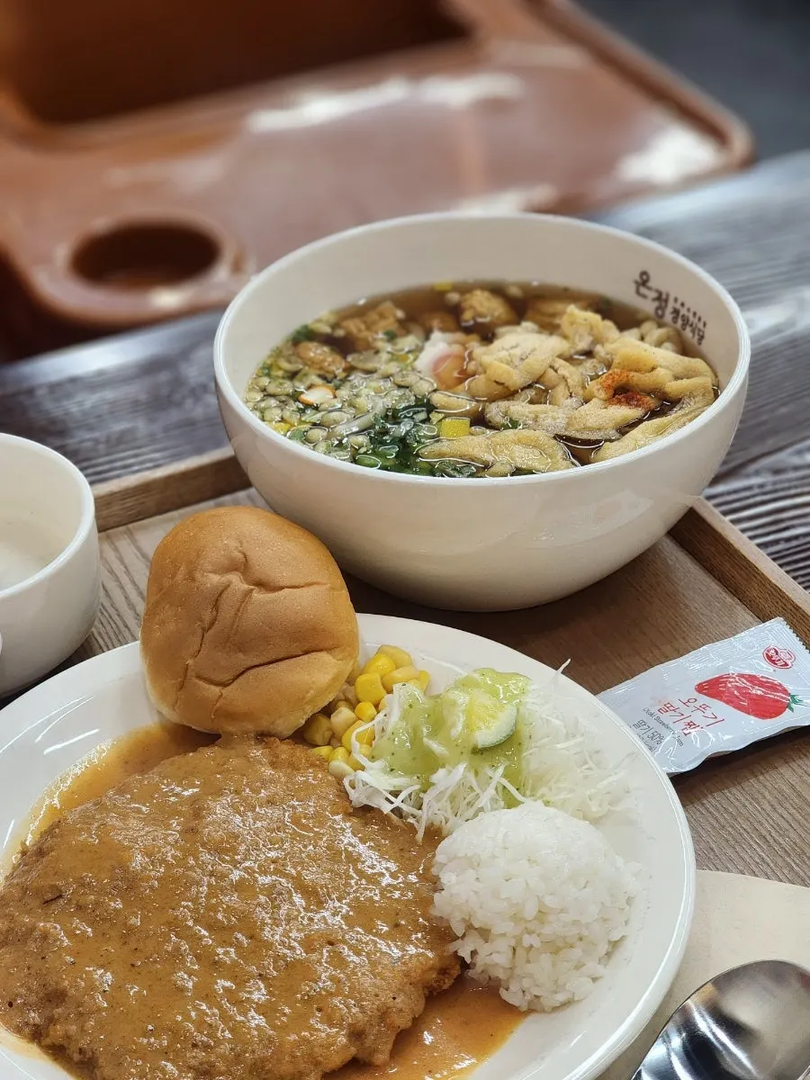 셀프바에 놓인 반찬 통