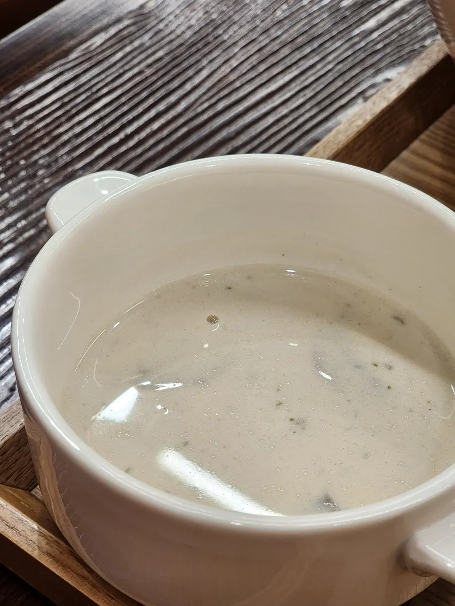 셀프바에서 담아온 밥과 반찬