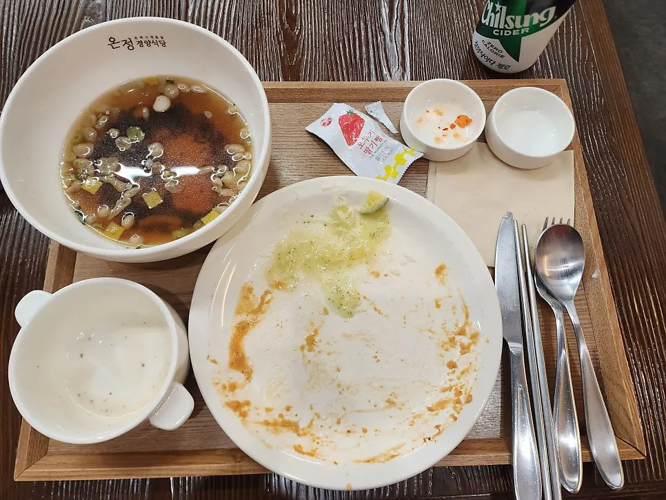 새콤달콤한 소스를 뿌린 양배추 샐러드
