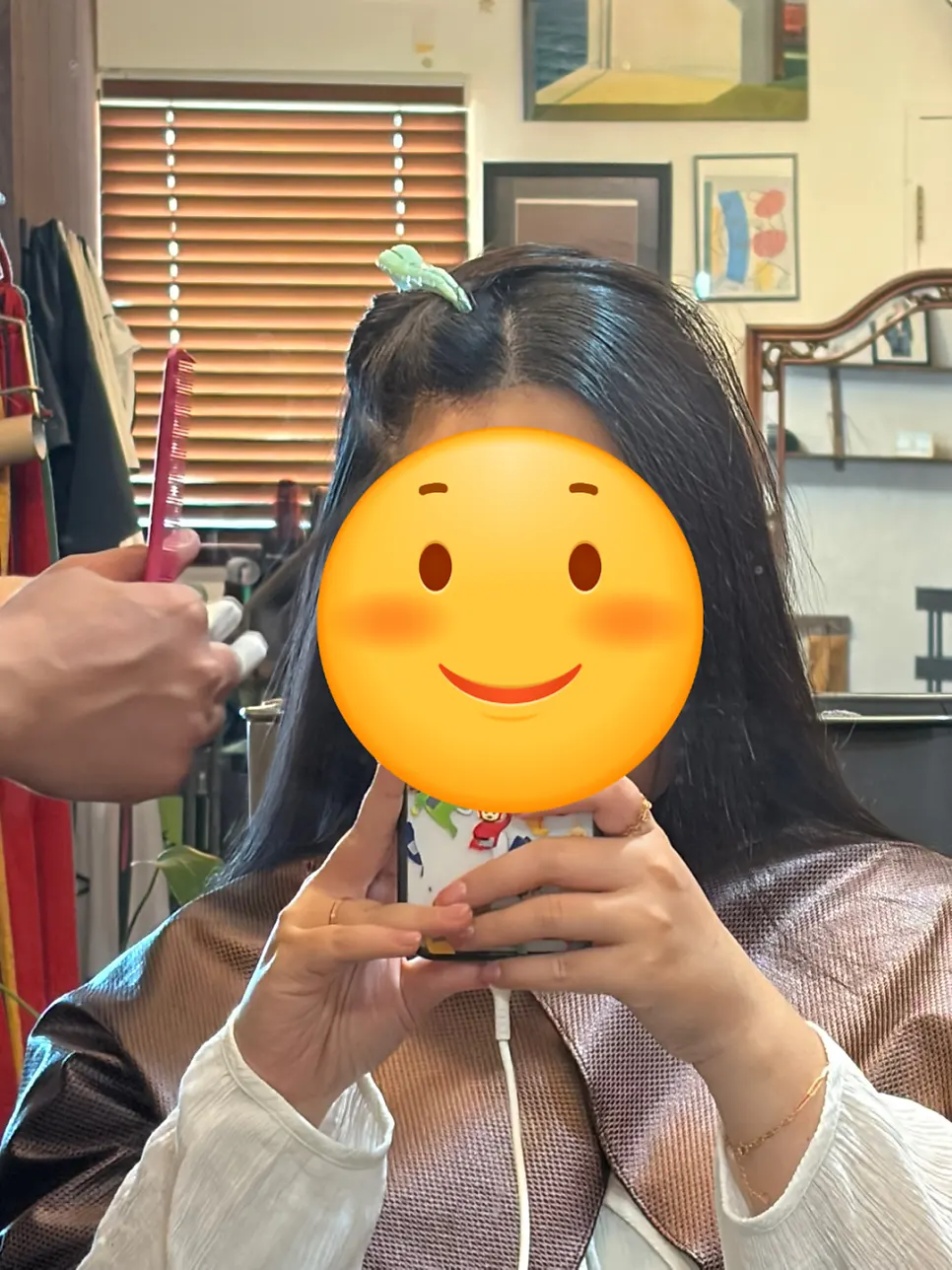 用直发夹拉直头发的熨烫作业