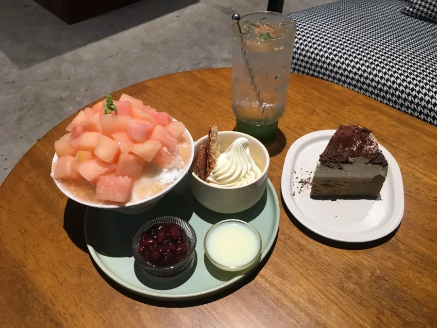 테이블에 차려진 주문 메뉴 세 가지
