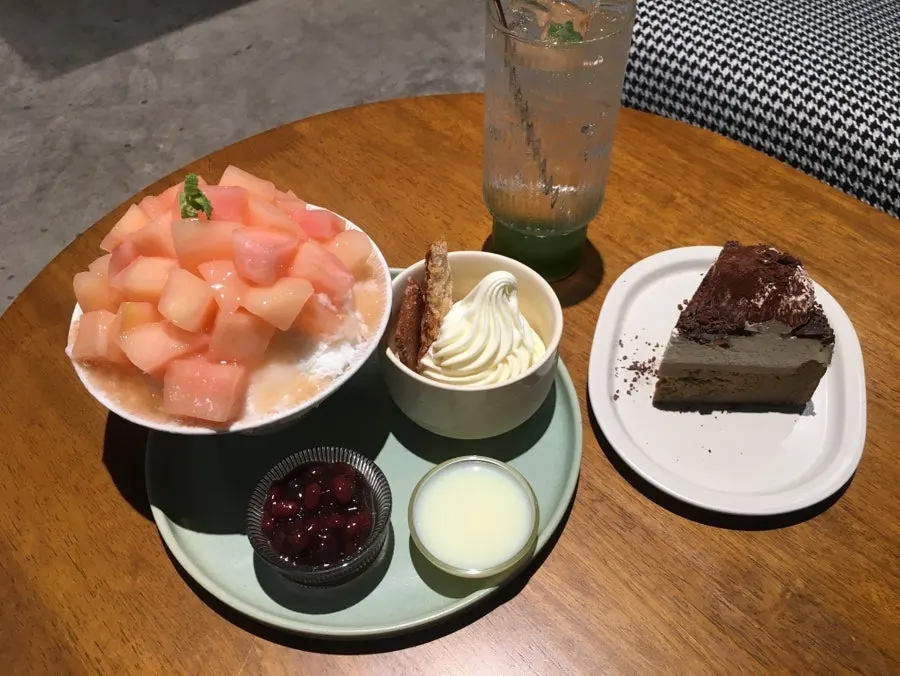 백도빙수와 케이크, 에이드 한 상