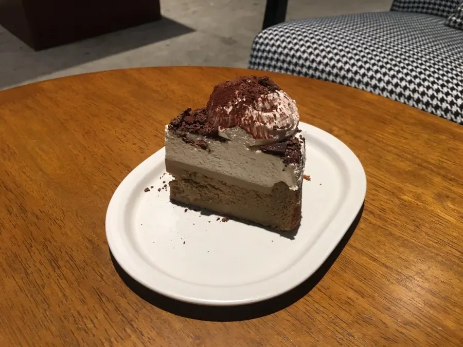 커피크림을 올린 커피갸또쇼콜라 케이크