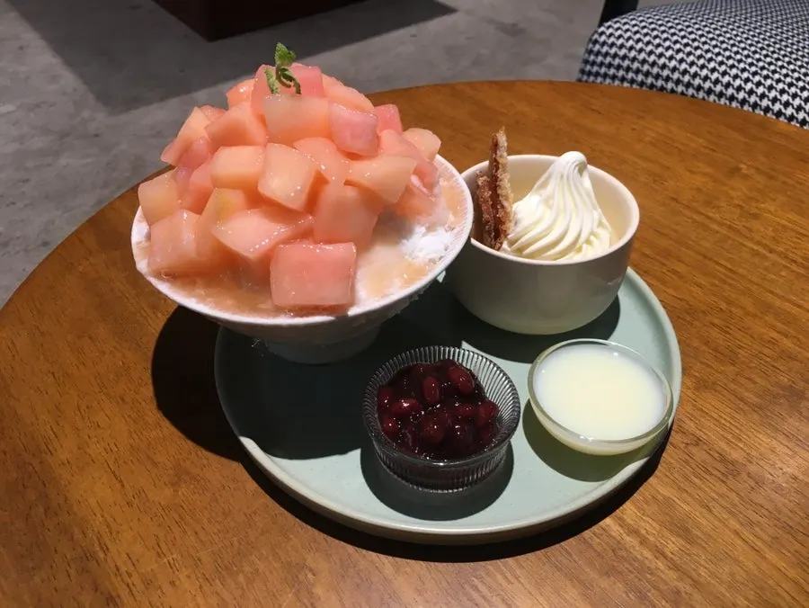 백도가 올라간 빙수 클로즈업