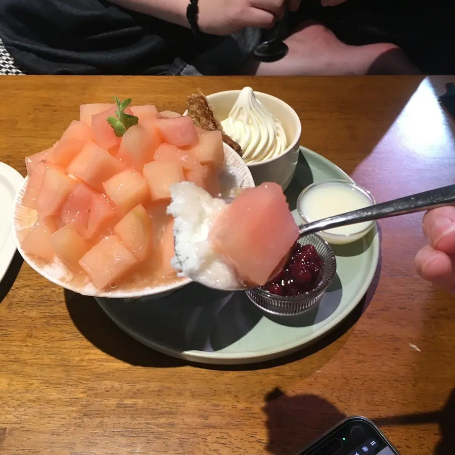 한 스푼 떠낸 백도빙수 속 잼