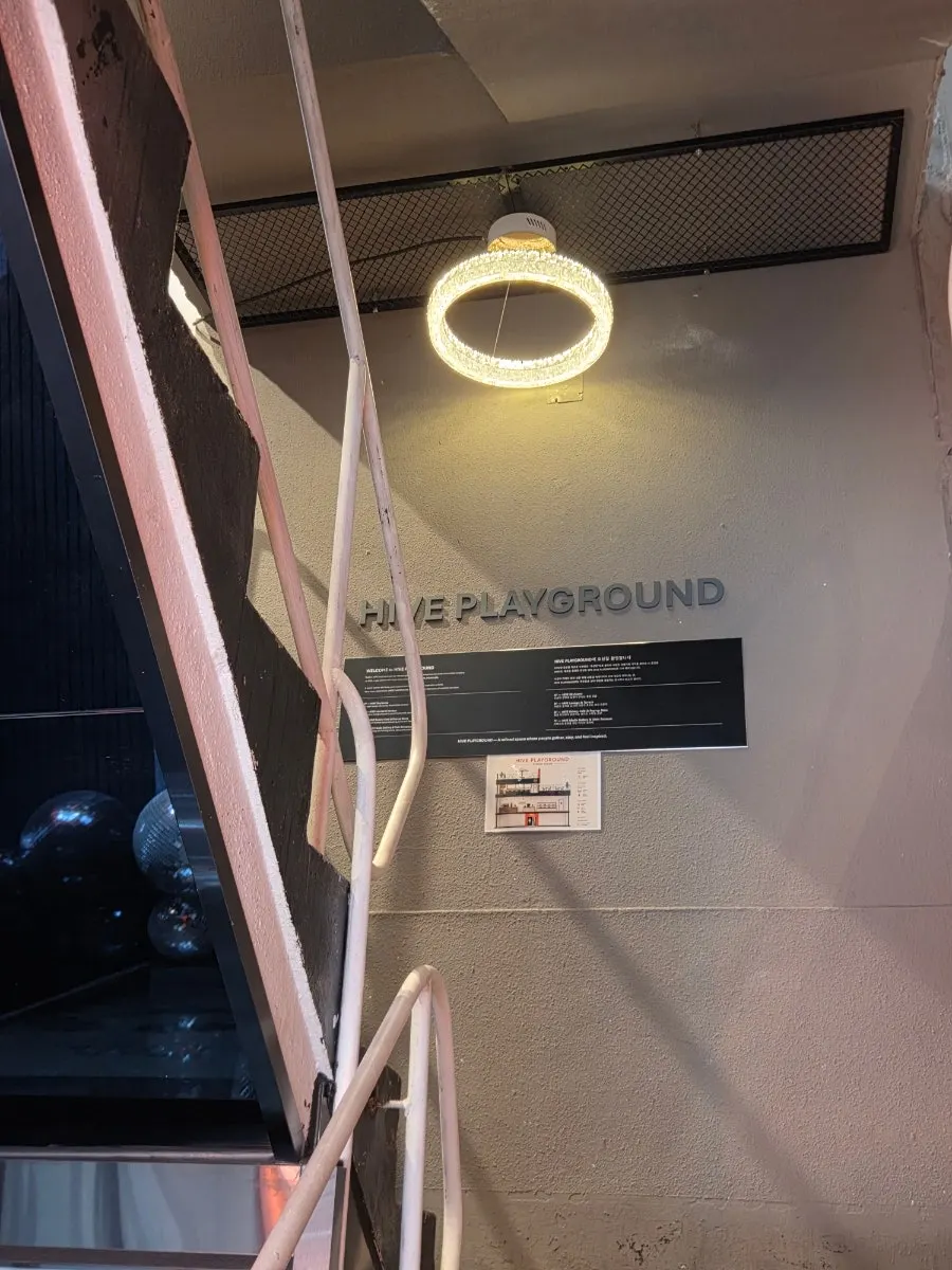 Tangga dan interior dalaman HYBE Playground