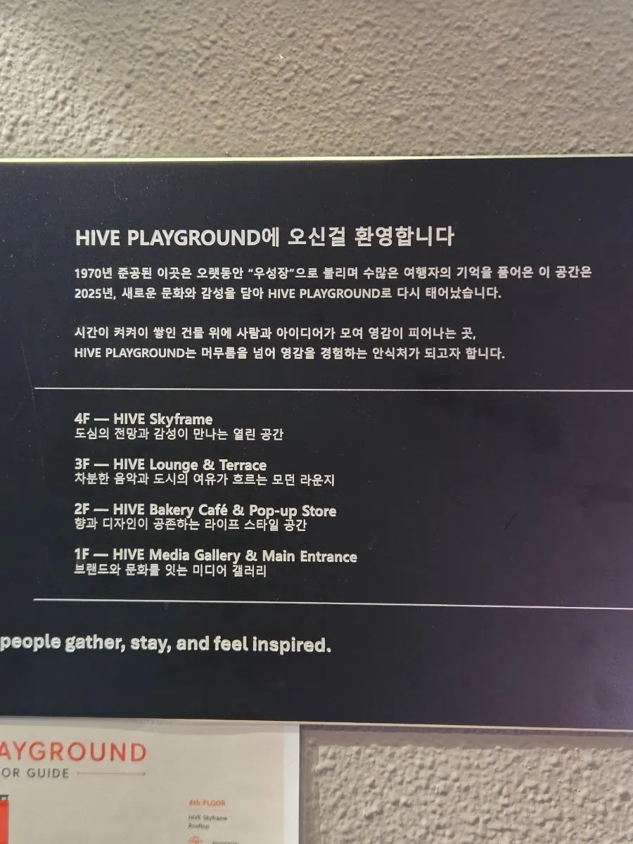 Dalaman HYBE Playground dengan suasana kemas