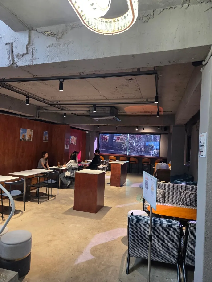 Tempat duduk meja bar di tingkat 2
