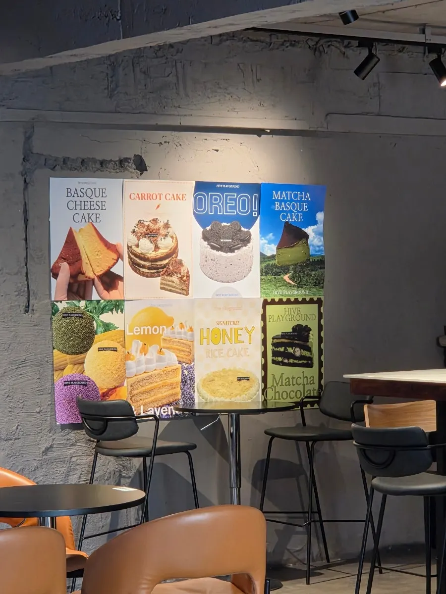 Poster kek dan dessert musiman di dinding