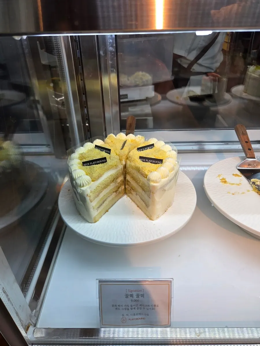 Pelbagai kepingan kek di rak pameran
