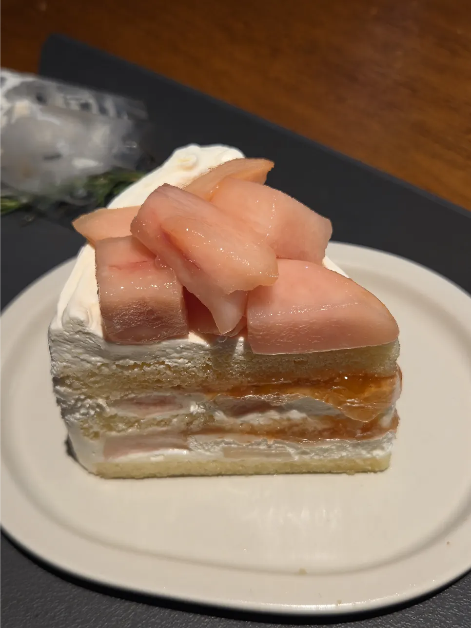 Potongan kek peach yogurt dengan isian peach