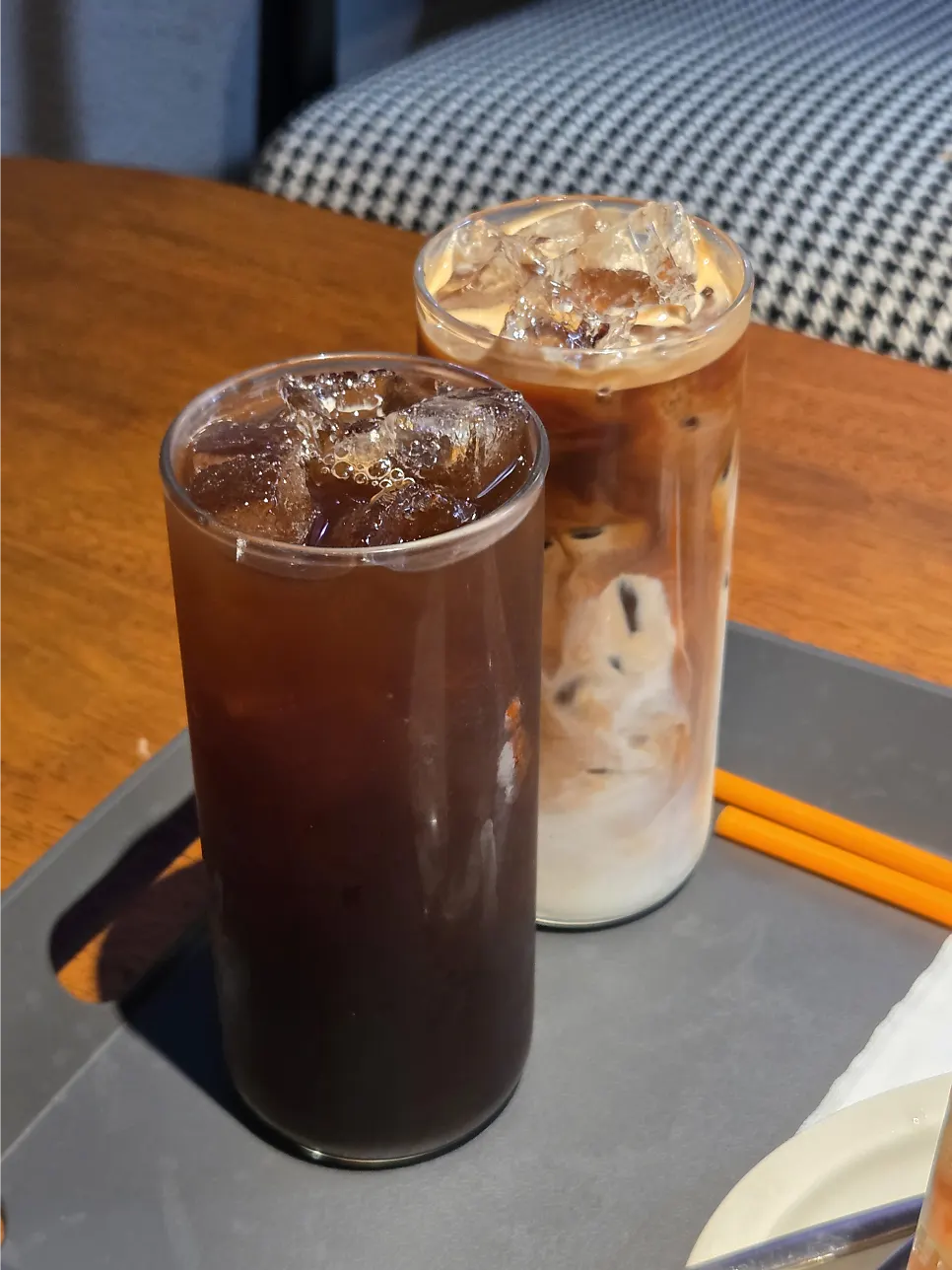 Dua cawan HIVE Americano dan cafe latte