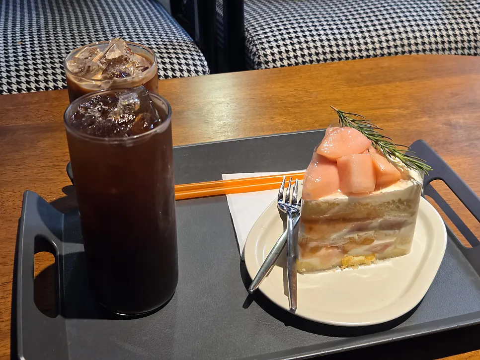 Kek dan kopi di atas meja