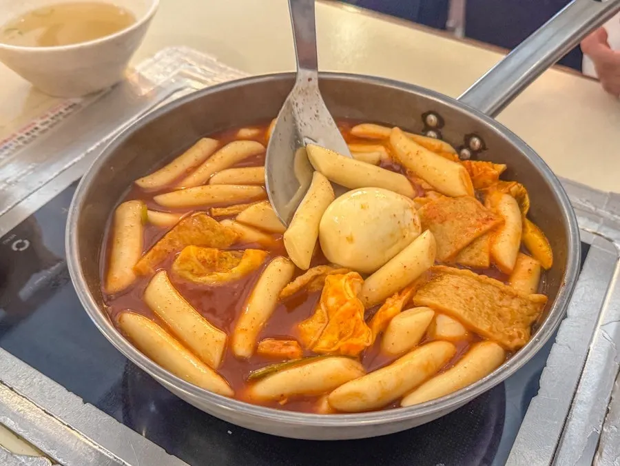 Instructions on how to eat instant tteokbokki posted on the wall by the table