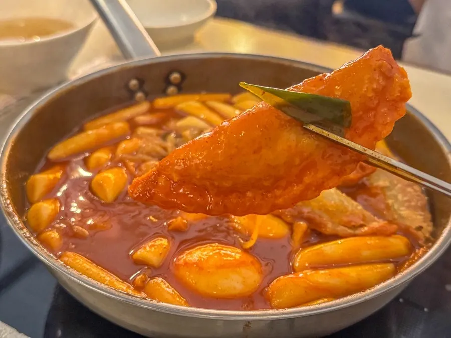 Jjolmyeon noodles from the bottom of the pot lifted up in the instant tteokbokki