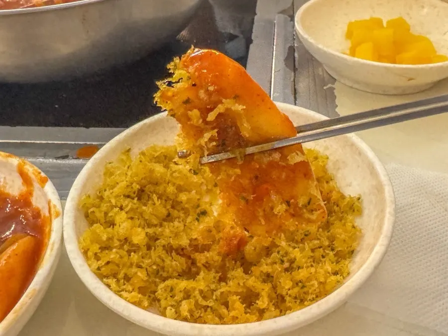 Reduced medium-spice tteokbokki broth with mandu