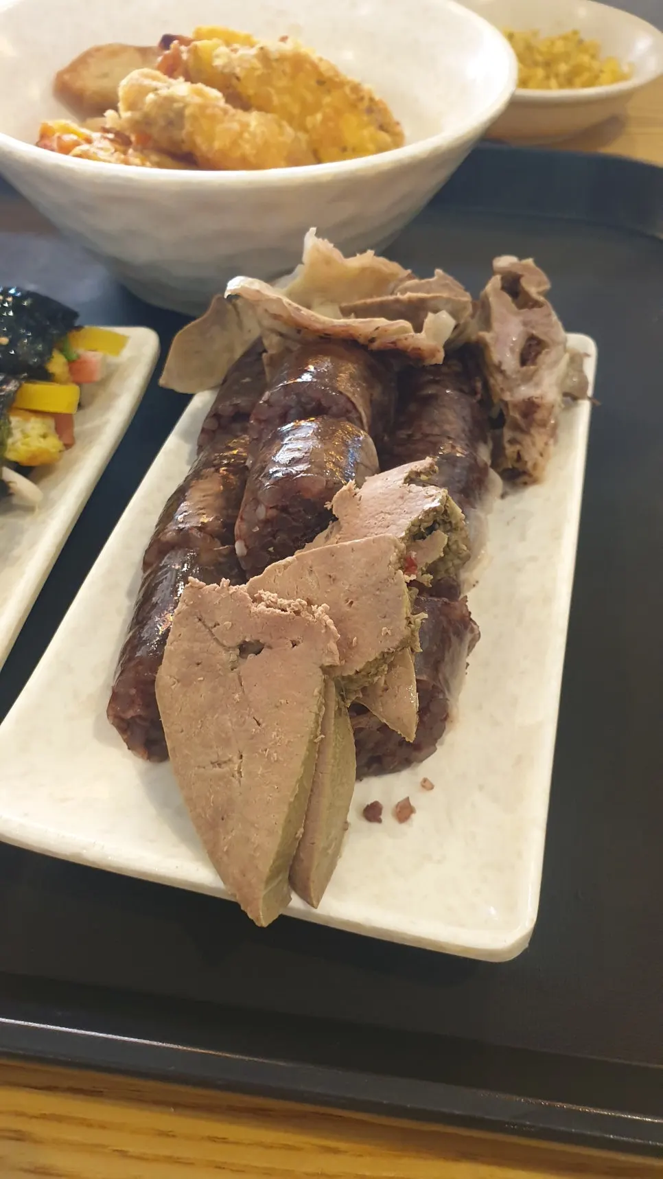 Plate of sundae served with liver