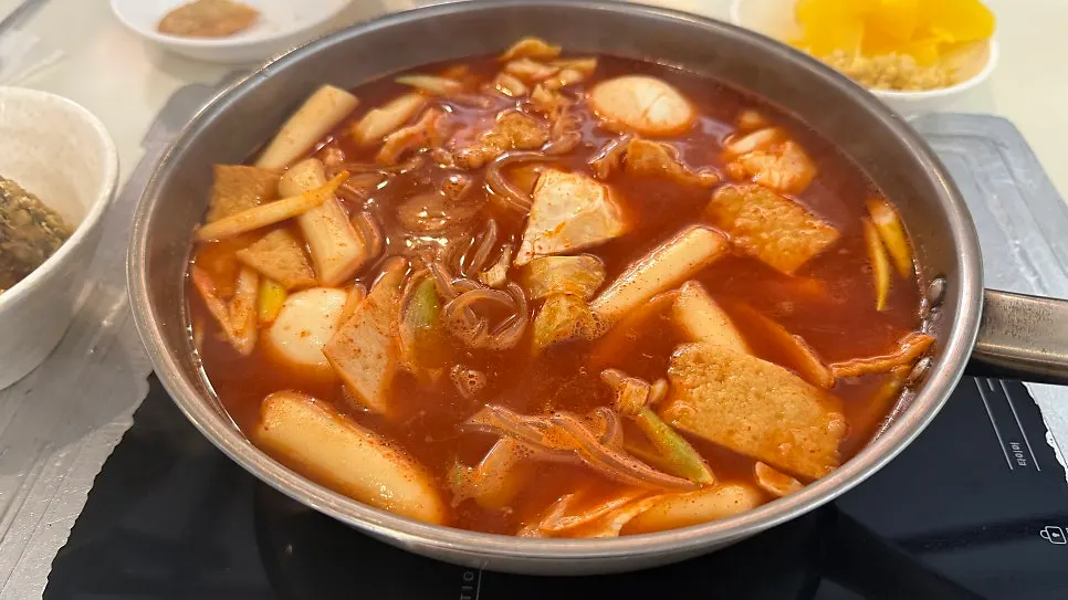 Instant tteokbokki starting to boil on the burner