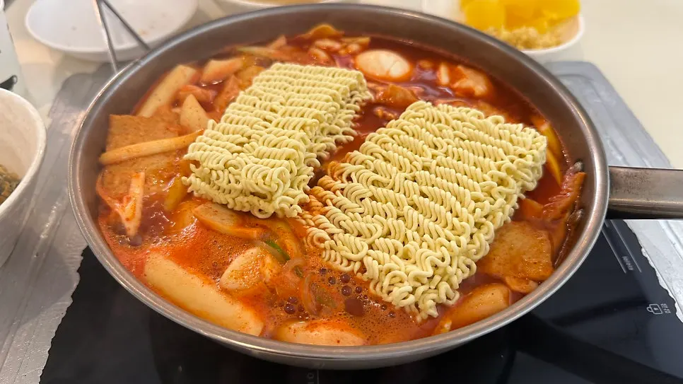 Mild-spice instant tteokbokki boiling with added ramen noodles