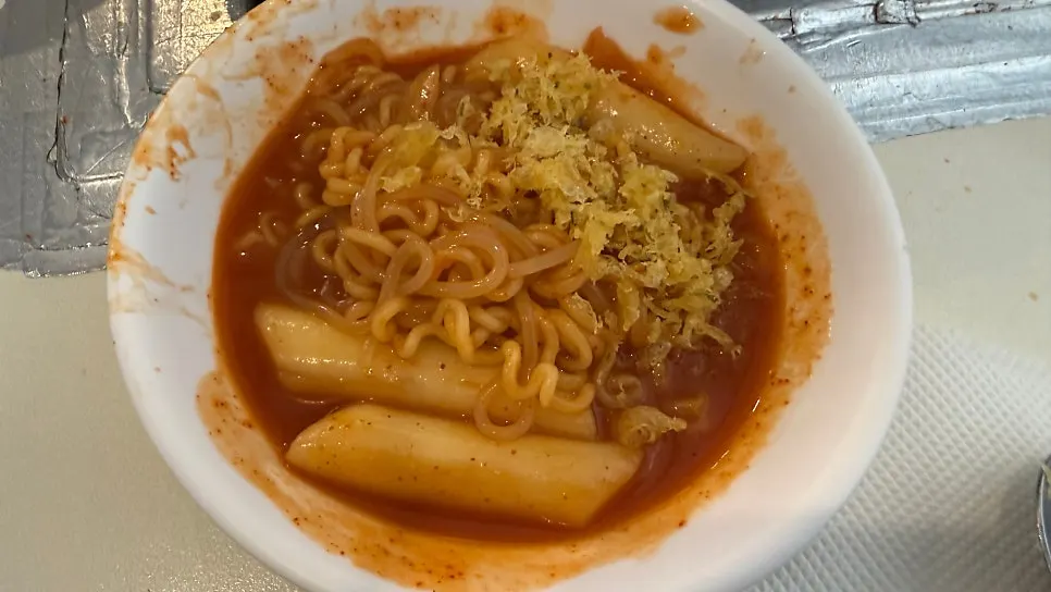 Fried rice mixed into the tteokbokki broth