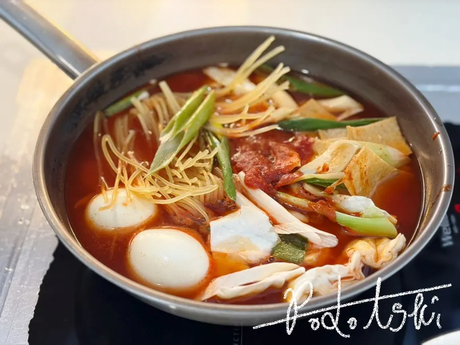 즉석떡볶이 재료와 야끼만두 4피스