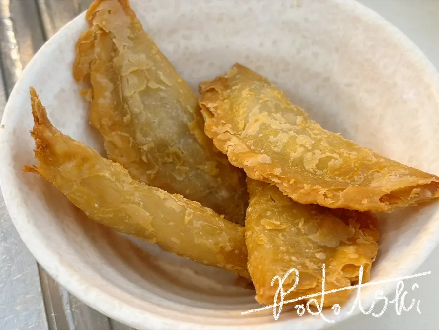 볶음밥과 함께 차려진 한 상