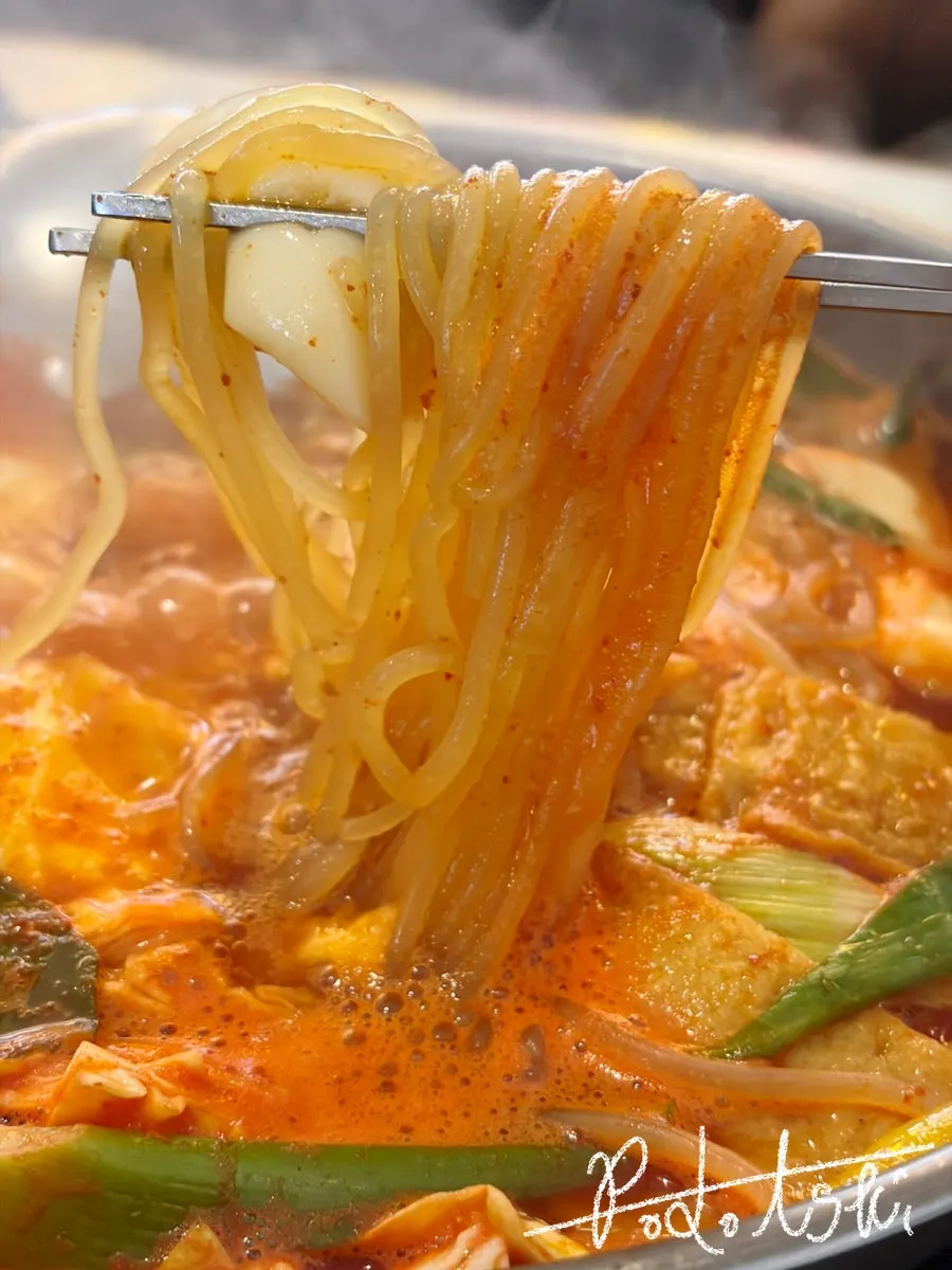 끓는 즉석떡볶이에서 건져 올린 쫄면