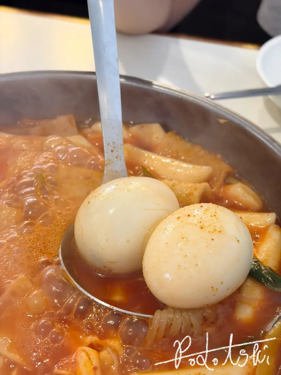 떡볶이 국물에 적신 튀김가루