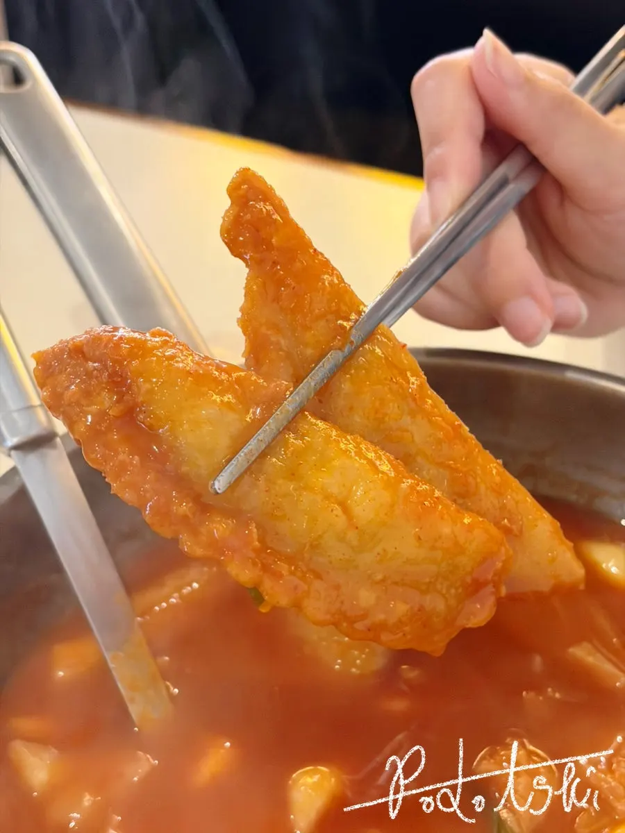 계란을 으깨 국물에 적신 모습