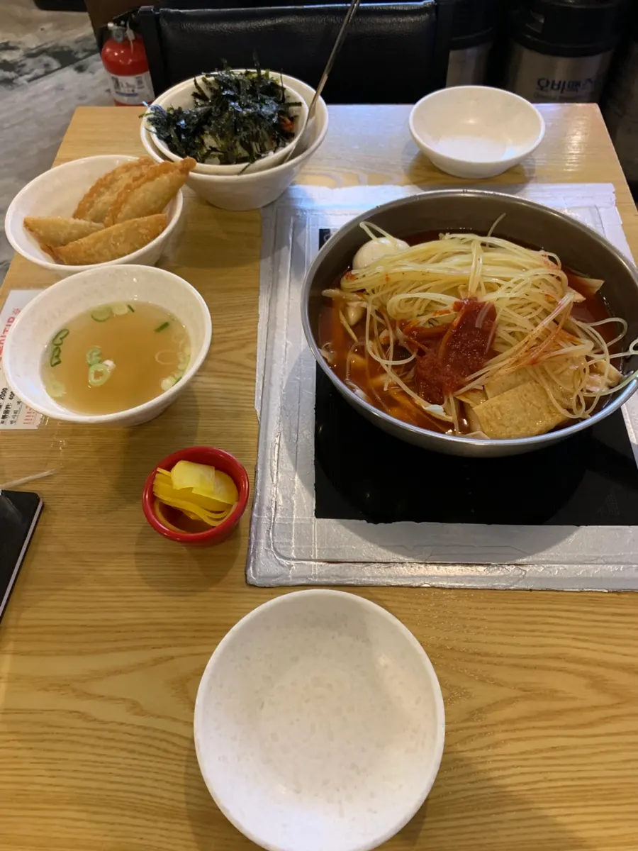 셀프바에서 챙겨온 단무지와 튀김