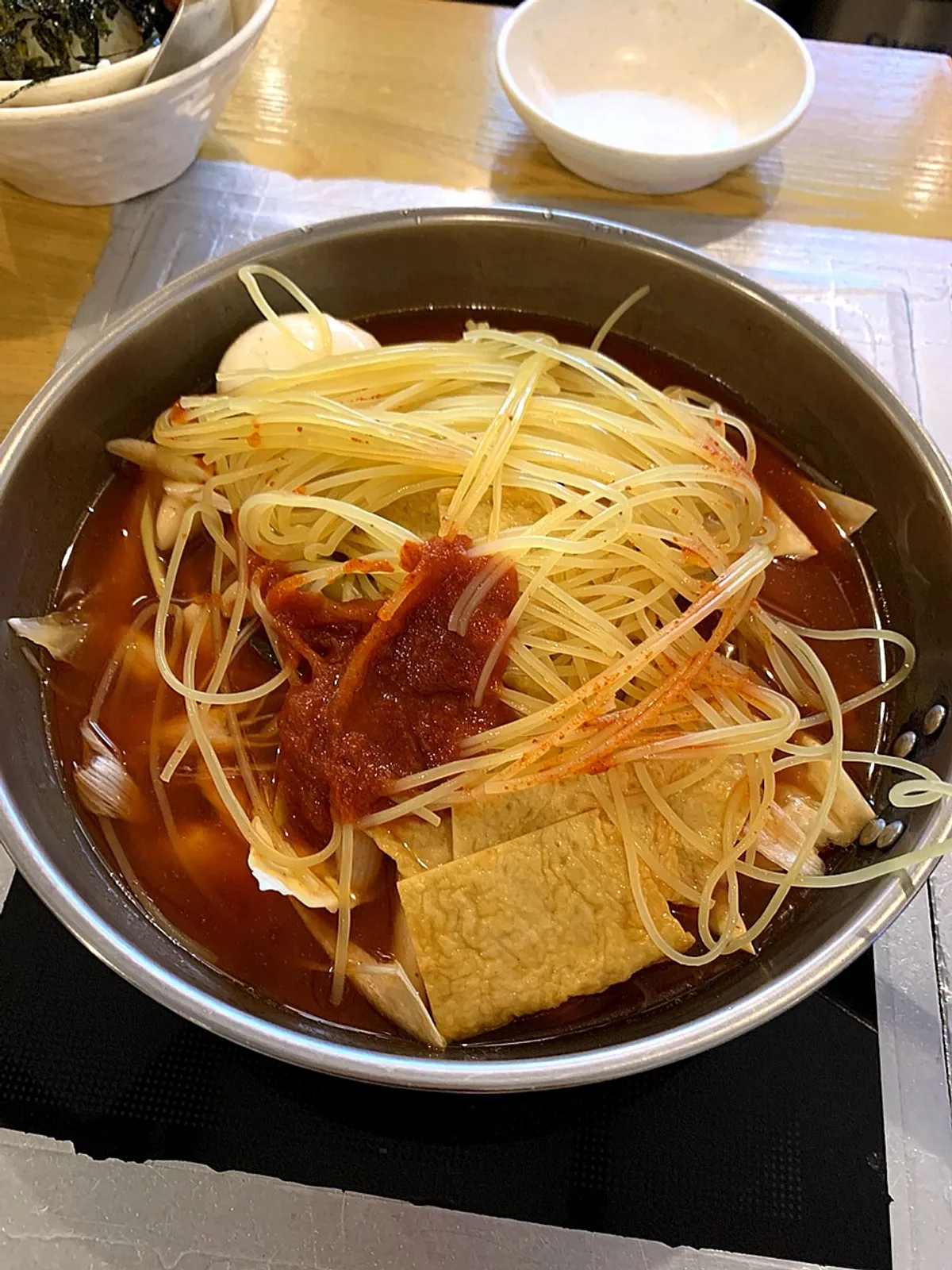 테이블에 세팅된 즉석떡볶이 한 판