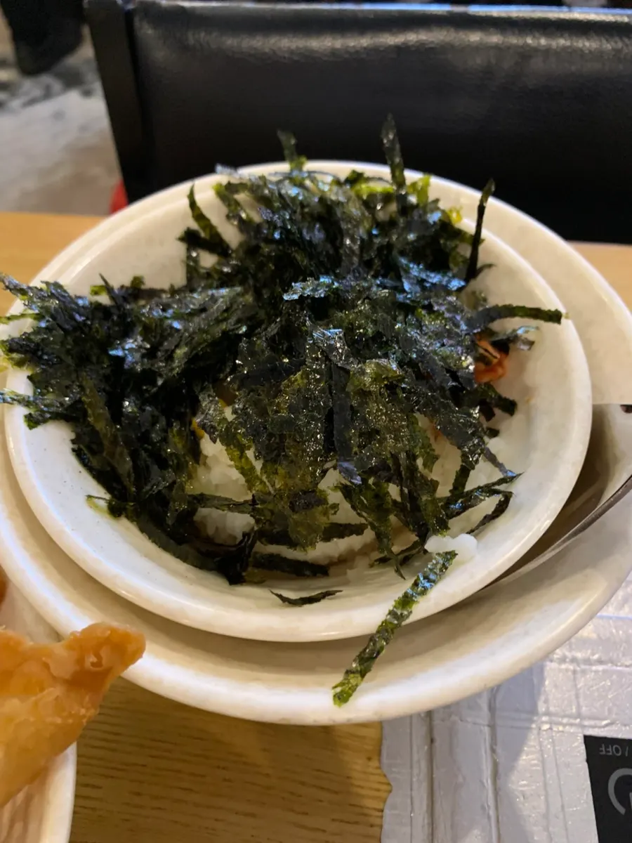 쫄면이 올라간 끓기 시작한 즉석떡볶이