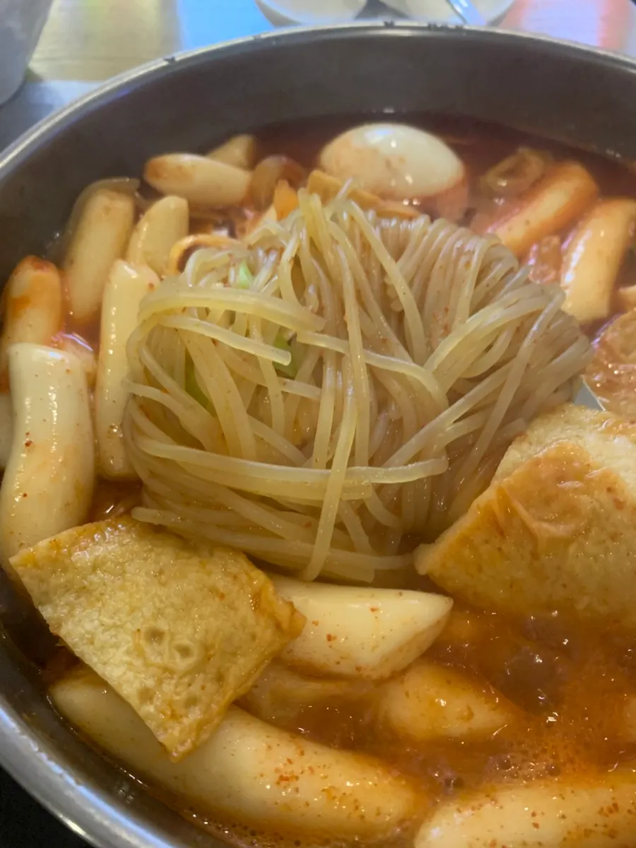 양념이 배어 쫀득해 보이는 떡