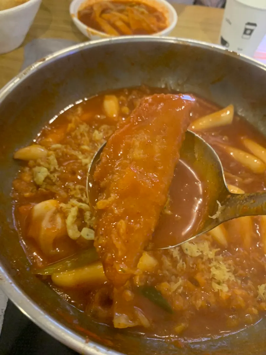 튀김을 넣어 국물이 줄어든 떡볶이 판