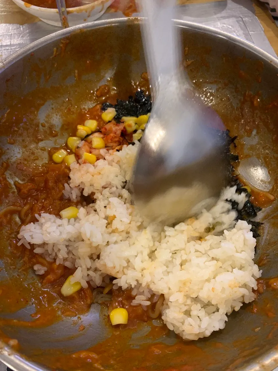 건져 먹기 직전의 만두와 떡볶이