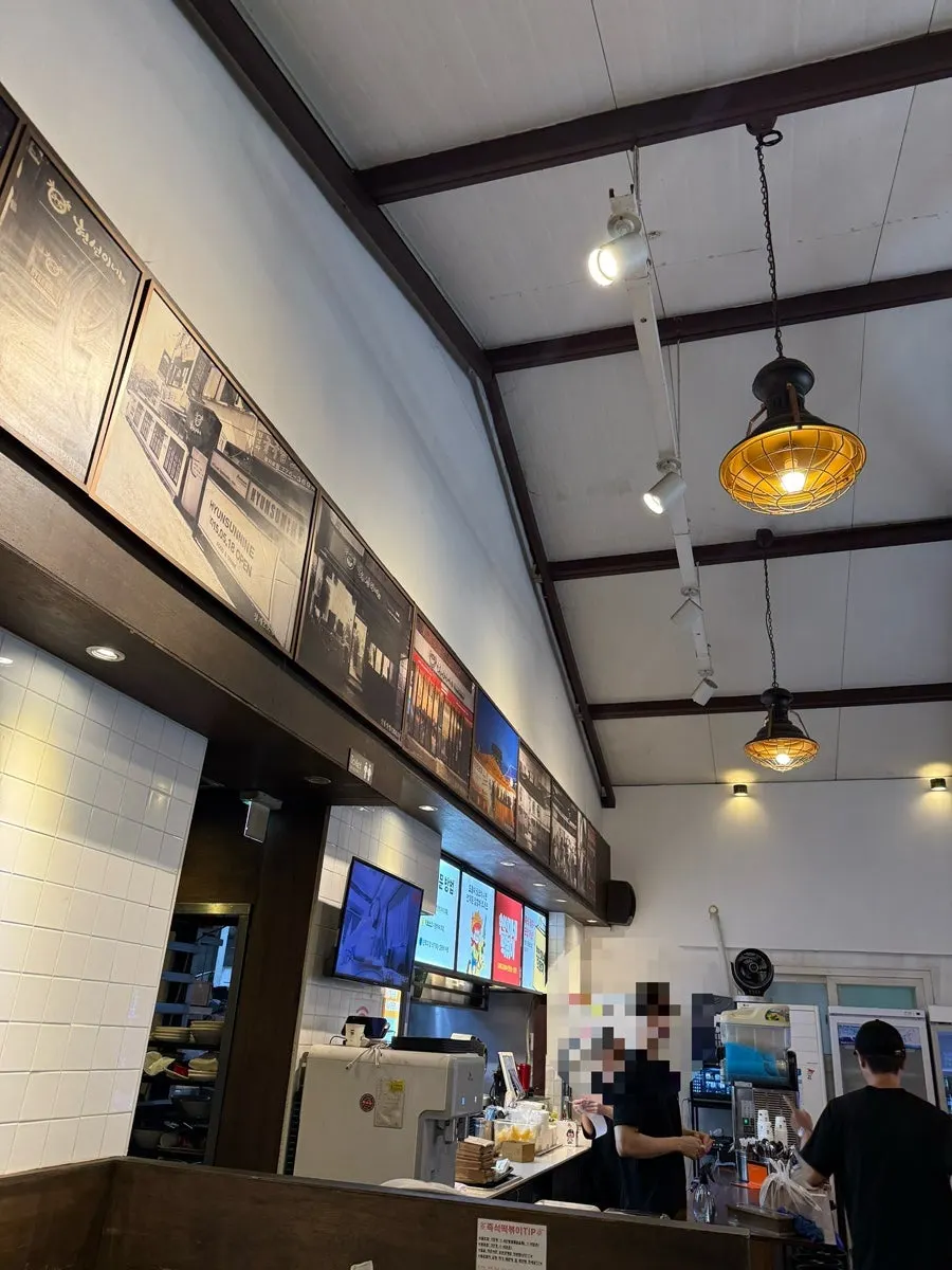 사리와 세트 메뉴가 정리된 메뉴판