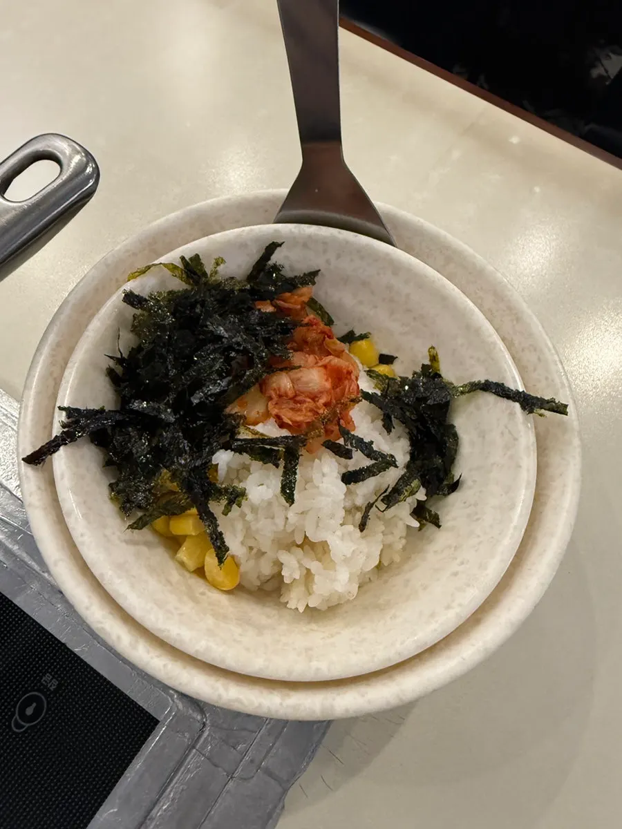 기본으로 나오는 어묵육수와 셀프바