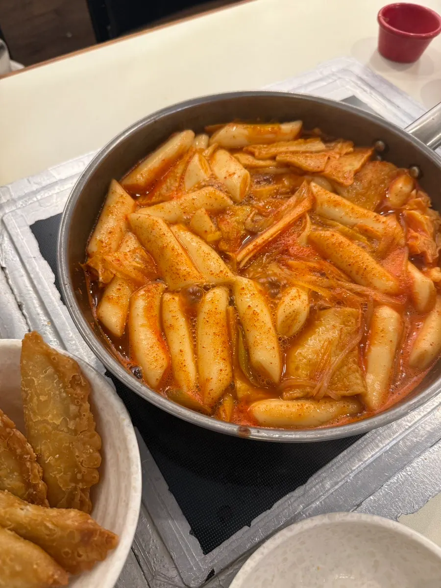 떡과 어묵, 계란, 당면이 담긴 즉석떡볶이 냄비