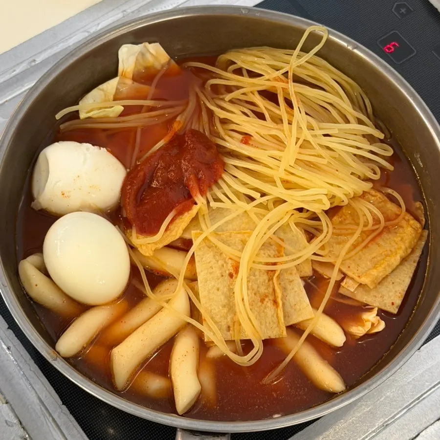 중간맛으로 주문한 즉석떡볶이 냄비