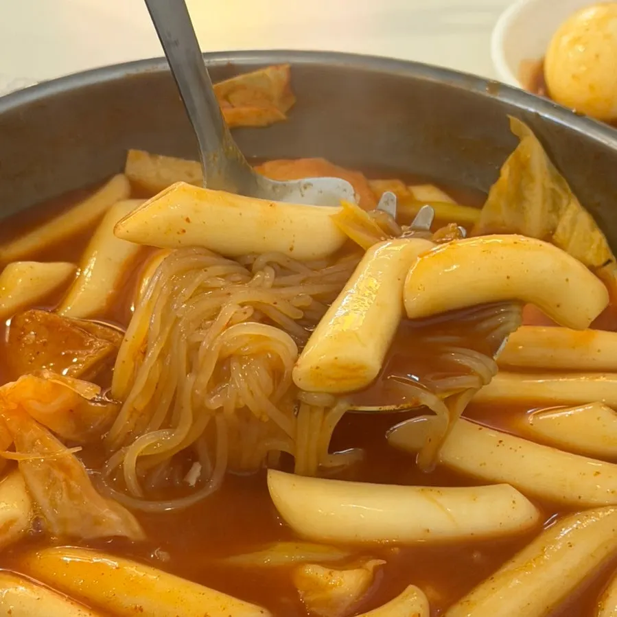 끓고 있는 중간맛 즉석떡볶이