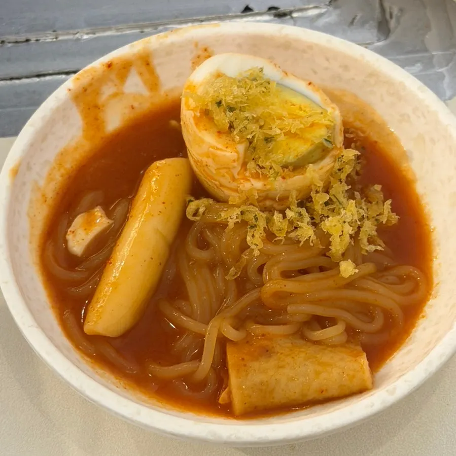 떡볶이 국물에 찍은 야끼만두
