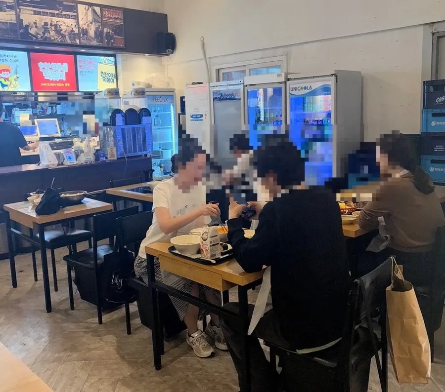 Comfortable seating area at the Yongsan Main Branch